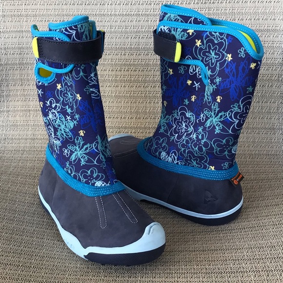 plae rain boots